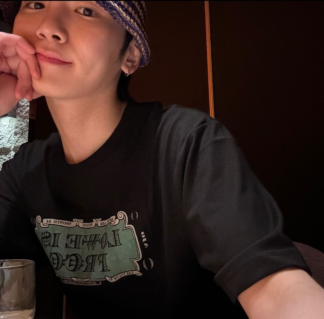 oglilfreak's tweet photo. key wearing pride tee's 🏳️‍🌈 https://t.co/01hlPQqdnb