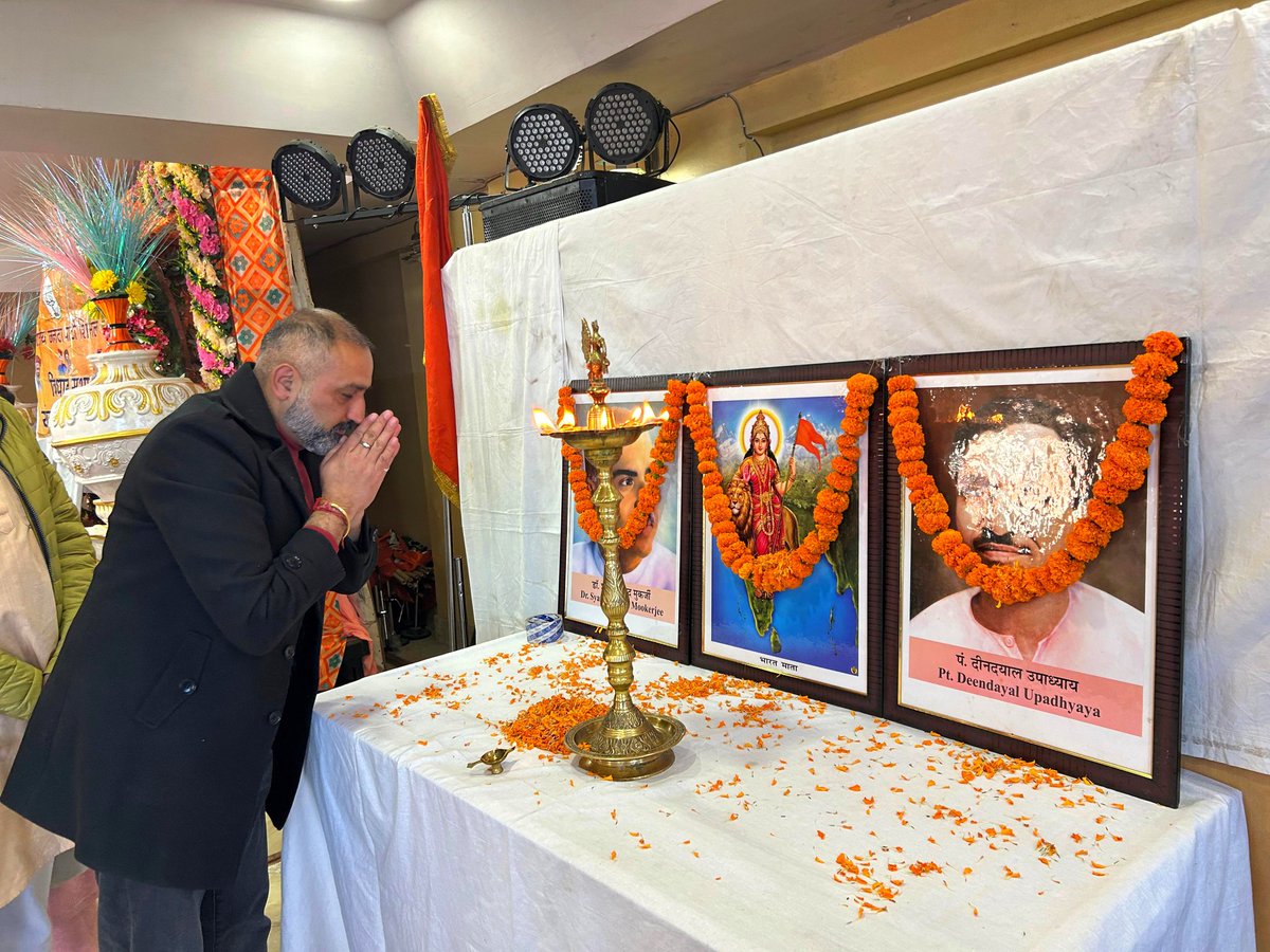 karanbjphp's tweet photo. भाजपा शिमला मंडल की संगठनात्मक बैठक में सहभागिता कर संगठन को और मजबूत बनाने हेतु महत्वपूर्ण चर्चा की।
कार्यकर्ताओं के उत्साह, समर्पण और संगठन के प्रति प्रतिबद्धता ही हमारी सबसे बड़ी शक्ति है।
#BJP #Shimla #Sangathan #TeamBJP #HimachalPradesh #OrganizationFirst #BJP4India https://t.co/tXtWUiMgsd