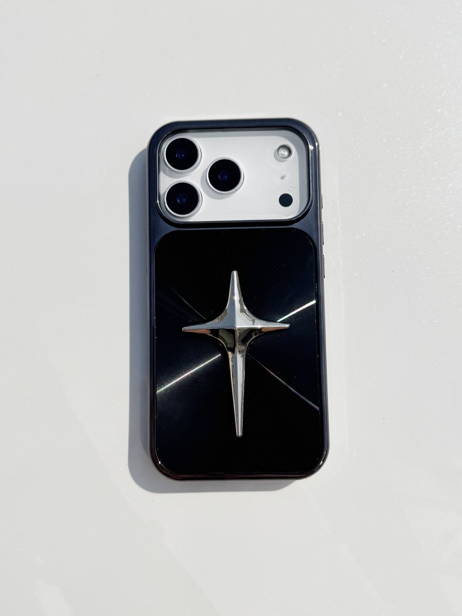 XTENDEDiDENTiTY's tweet image. Introducing our new Metallic Case. ✨ 
Featuring a futuristic reimagining polar stars and our iconic bow design. 

新作「Metallic Case」が登場。✨ 
極星（ポラリス）の近未来的な輝きと、アイコニックなリボンデザインの融合。

#techaccessories #スマホケース #iPhoneケース #futuristic