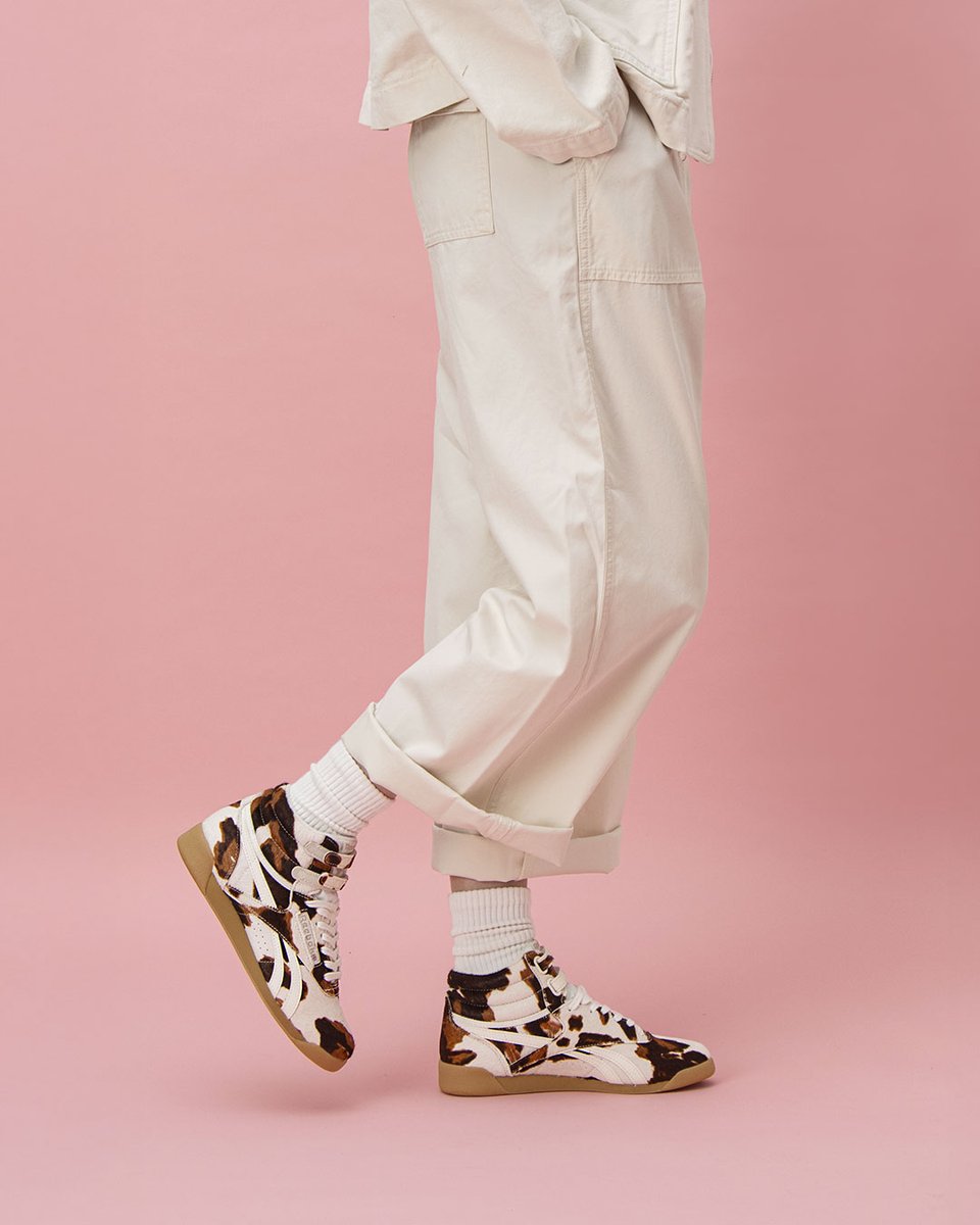 Reebokjp's tweet image. F/S HI

1982年、エアロビクスブームの象徴として世界中で愛された、リーボックを代表する名作から、アニマル柄が登場。

繊細なスポット模様が目を引くバンビ柄と、温かみのあるカウパターンのポニーヘアアッパーを纏った遊び心溢れる表情が魅力。

🔗：reebok.jp/search?searchW…

#Reebok #リーボック