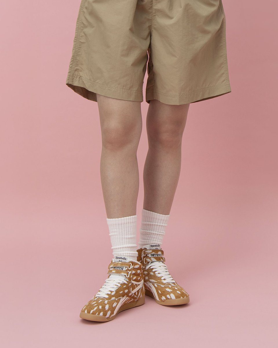 Reebokjp's tweet image. F/S HI

1982年、エアロビクスブームの象徴として世界中で愛された、リーボックを代表する名作から、アニマル柄が登場。

繊細なスポット模様が目を引くバンビ柄と、温かみのあるカウパターンのポニーヘアアッパーを纏った遊び心溢れる表情が魅力。

🔗：reebok.jp/search?searchW…

#Reebok #リーボック