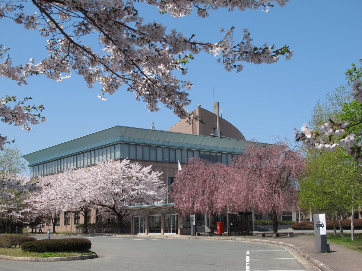 Iwate_puPR's tweet photo. 🎓卒業生・新入生の皆さんへ
春。
やわらかな光がキャンパスに満ちるこの季節は、
出会いと別れが交差し、それぞれの道が静かに動き出す特別な時間です。
キャンパスを歩くと、教室に響いた笑い声、仲間と語り合った夕暮れ、
研究に没頭したあの日の記憶が、今もそっと息づいているように感じます。

卒業生の皆さん。
新たな世界へ踏み出す勇気と希望を胸に、どうか自分の歩みに誇りを持ってください。
岩手県立大学は、「地域と世界の未来を創造する実学実践の教育研究」を掲げ、
みなさんが社会で輝き続けるための土台を共に築いてきました。
母校は、あなたの挑戦をこれからも変わらず応援し、そっと寄り添い続けています。
悩んだとき、ふと立ち止まりたいときは、どうか思い出してください。
ここに帰ってきていい場所があることを。

そして、新入生の皆さん。
ようこそ、県大へ。
これから出会う仲間、挑む学び、地域とつながる経験は、
きっとあなたの世界を大きく広げてくれるはずです。
少人数で向き合う丁寧な学び、地域に寄り添う実践、
自然に包まれた落ち着いたキャンパス環境…。
この大学だからこそ得られる伸びやかな時間が、あなたの未来を豊かにしていきます。

春は新しい一歩を踏み出す季節でもあります。
卒業生も、新入生も、そして今この瞬間に県大に関わるすべての皆さんも。
一人ひとりの物語が続くこの場所で、また新しい風が吹き始め���います。
母校は、いつもあなたのそばに。
これまでも、これからも。