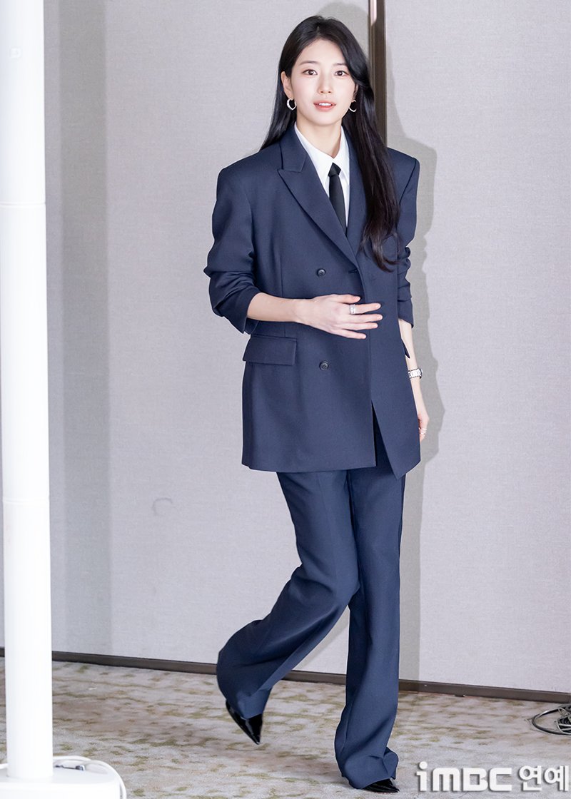 imbcenews's tweet photo. [포토] 수지, 부드러운 미소
#수지 #배우 #서울 #호텔 #브랜드프레젠테이션 #행사_260325 [iMBC연예]

배우 수지가 25일 오후 서울 강남구 삼성동에 위치한 한 호텔에서 열린 스위스 워치 브랜드 프레젠테이션 행사에 참석해 포즈를 취하고 있다.

🔗https://t.co/3TVxojF6bw https://t.co/ou9lgNhAKB