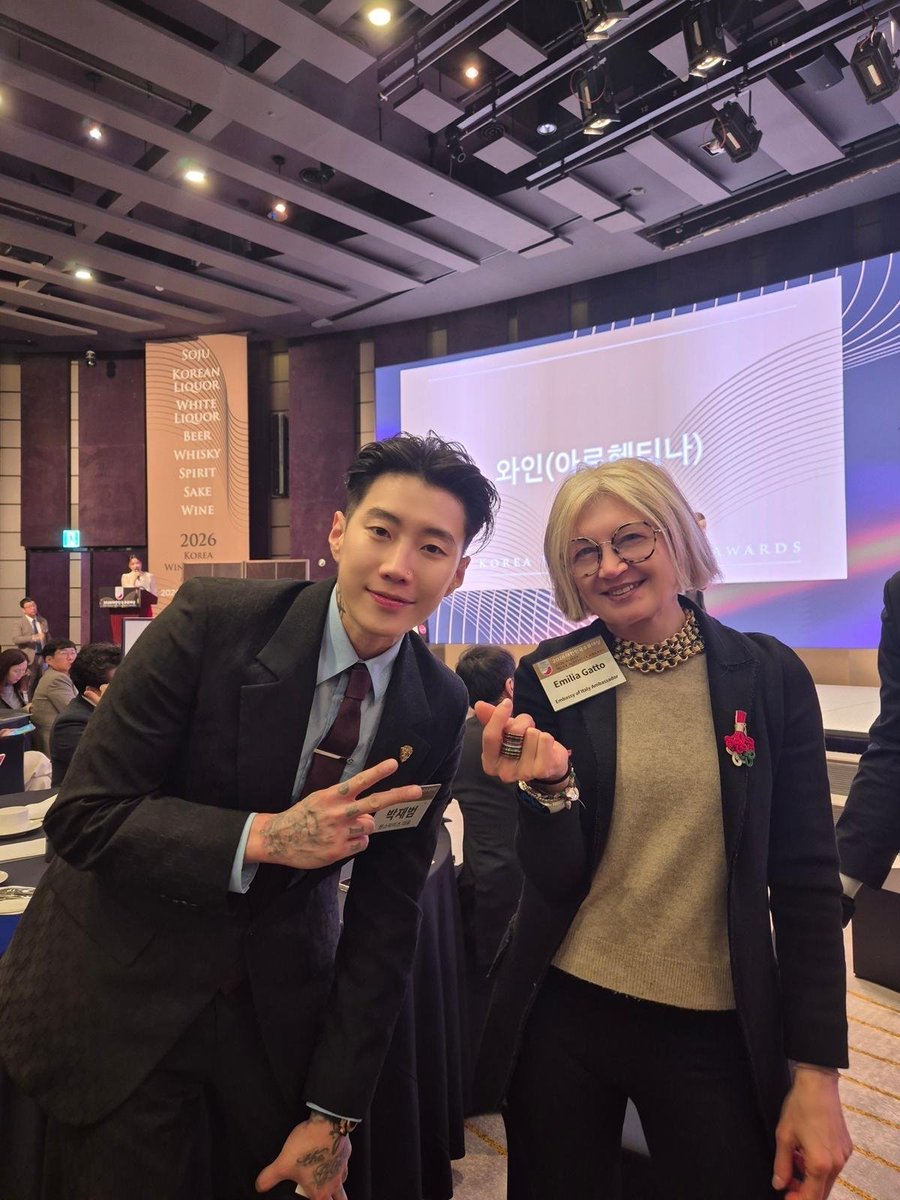 <a href="/ItalyinKorea/">Italy in Korea</a> alla Korea Wine &amp; Spirits Awards 2026! 🥂

🇮🇹 L'Italia conquista 52 premi su 1.118 marchi in gara🏆

Incontro speciale con <a href="/JAYBUMAOM/">JAY BUM PARK</a>, CEO di <a href="/wonsoju_/">원소주 wonsoju</a> 🍶

Dal #Vino🍷 allo #Spritz🍹, le eccellenze italiane continuano a brillare in Corea!
  
#DiplomaziadellaCrescita