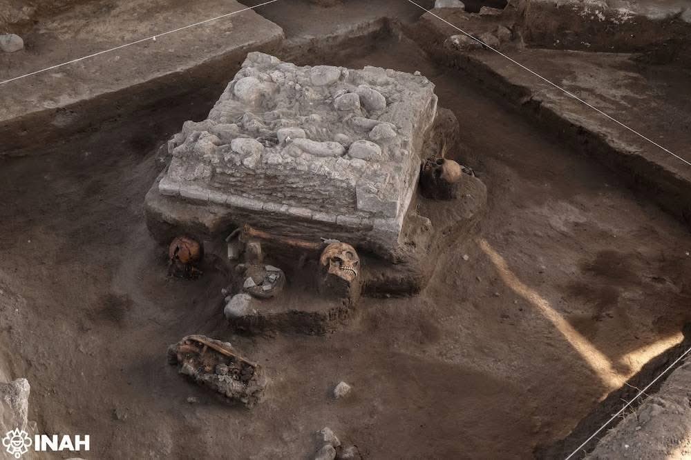 herreleo's tweet photo. #Hidalgo especialistas del @INAHmx confirmaron el #descubrimiento de un #altar, #ofrendas humanas, #vestigios arqueológicosy restos de muros, durante los trabajos de construcción del tren de pasajeros CDMX-Qro, en el tramo de #Tula, el hallazgo se hizo muy cerca de la zona arqueológica de #Tula, y las primeras revelaciones indican que lo encontrado pertenece a la fase de la antigua Tollan entre los años 900 y 1150 d.C. el lugar se mantiene bajo manejo de arqueólogos. @Azteca_Hidalgo @AztecaNoticias @adnnoticiasmx