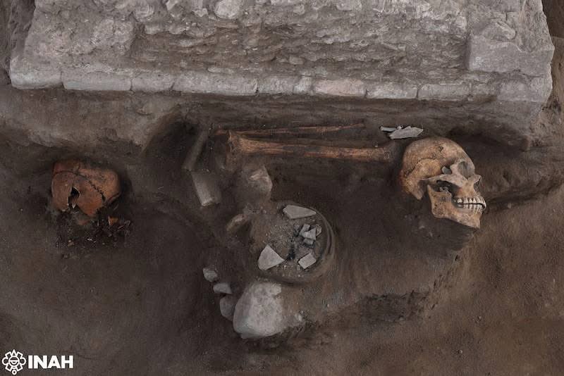 herreleo's tweet photo. #Hidalgo especialistas del @INAHmx confirmaron el #descubrimiento de un #altar, #ofrendas humanas, #vestigios arqueológicosy restos de muros, durante los trabajos de construcción del tren de pasajeros CDMX-Qro, en el tramo de #Tula, el hallazgo se hizo muy cerca de la zona arqueológica de #Tula, y las primeras revelaciones indican que lo encontrado pertenece a la fase de la antigua Tollan entre los años 900 y 1150 d.C. el lugar se mantiene bajo manejo de arqueólogos. @Azteca_Hidalgo @AztecaNoticias @adnnoticiasmx
