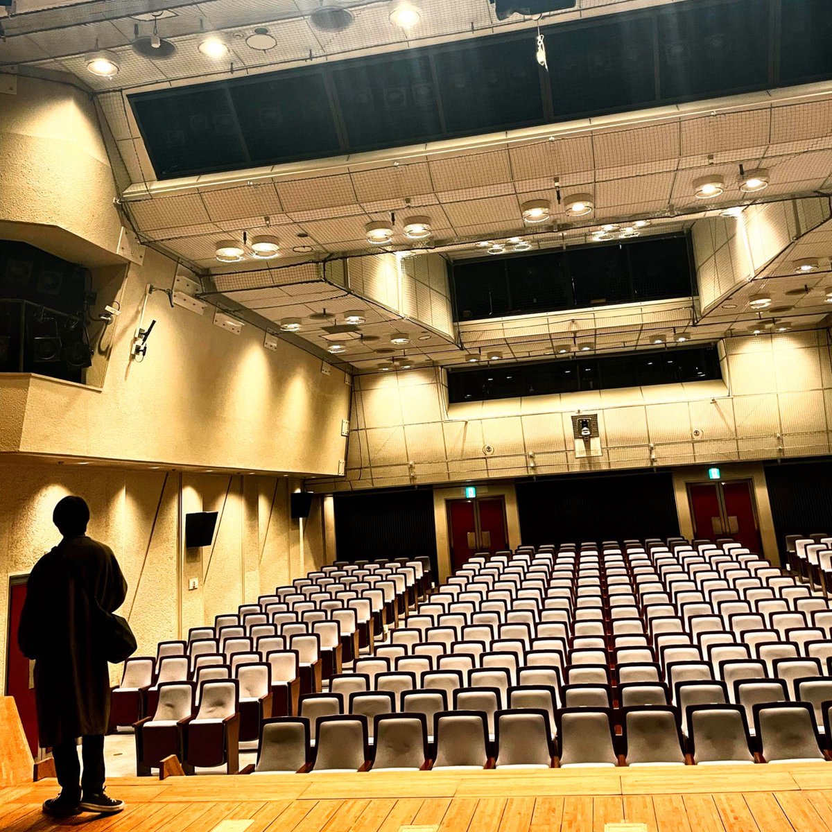 db_shinkan's tweet photo. [新歓イベントまであと5日！]
本日紹介するのは、劇団虚構（ @Gekidankyokou  ）です！

新入生のみなさま、ご入学おめでとうございます🌸
劇団虚構は、いつも自由に、団員それぞれの個性を活かしながら演劇をつくっている大学公認の文化部です。
経験不問、演者・裏方どちらも大募集中！ https://t.co/BBeeJwbPtM