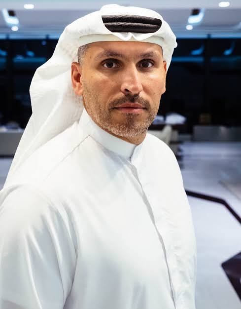 MadiambalD's tweet photo. C'est cet homme, Khaldoon Al Mubarak, qui a financé l'opération du Swap controversé. Ousmane Sonko a gagé le pétrole et le gaz du Sénégal et a offert au Président de Manchesty City de vastes terres pour un Centre sportif à Mbour. Le PM a voulu aussi placer son fils footballeur. https://t.co/exmrw1m85d