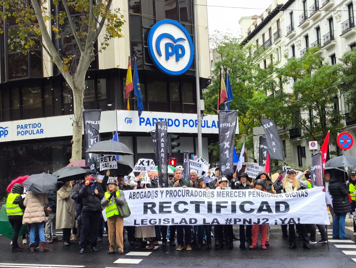Hoy, 13 h, #Los20DeLaDignidad volvemos a concentrarnos frente a <a href="/ppopular/">Partido Popular</a>, para exigir del primer partido de la oposición que se posicione con firmeza a favor del cumplimiento de la CE para 100.000 abogados y procuradores mutualistas alternativos con
#Pasarela1X1AlRetaParaTodos