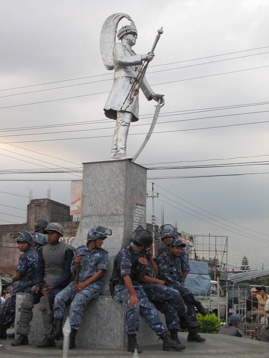 हिजो ०६२/०६३ मा जहाँ जहाँ परिवर्तनको नाममा राजाहरूका सालिक तोडिए, इतिहास मेट्ने काम गरियो, अब ती सालिकहरू फेरि उठाउने बेला आएको छ र ०६२/०६३ को मार्गचित्र गलत साबित भएको छ।