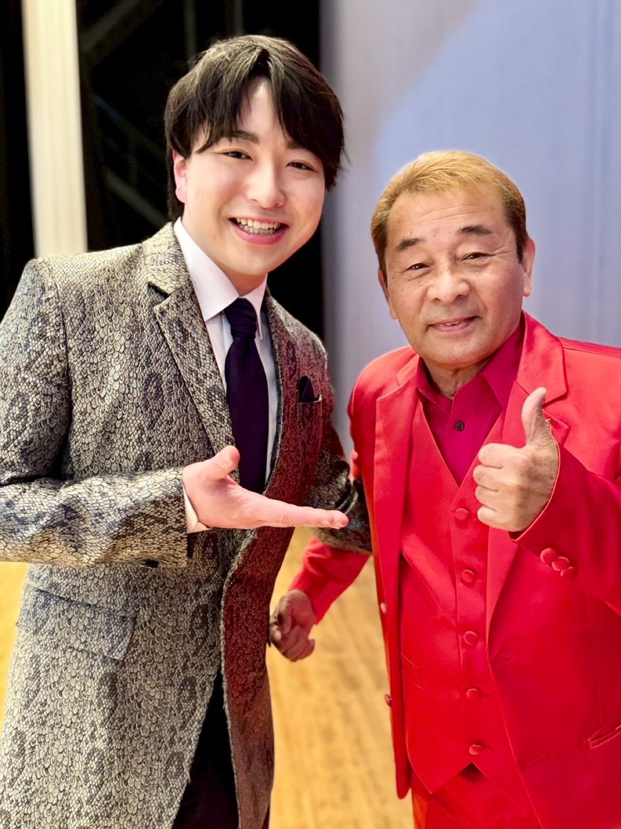 昨日はヨコハマ鶴見歌まつりに出演させていただきました！
ご来場いただきました皆様、たくさんの｢りょおちゃん｣コールもありがとうございました📣
たくさんの方に盛り上がっていただき幸せです☺️
おかげをもちましてCDも完売でした！
終演後にニック･ニューサ 田中収さんとお写真✨️