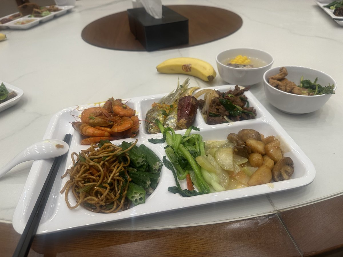 bigtcccc's tweet photo. 你觉得这是哪里的食堂？ https://t.co/HCKzySalAt