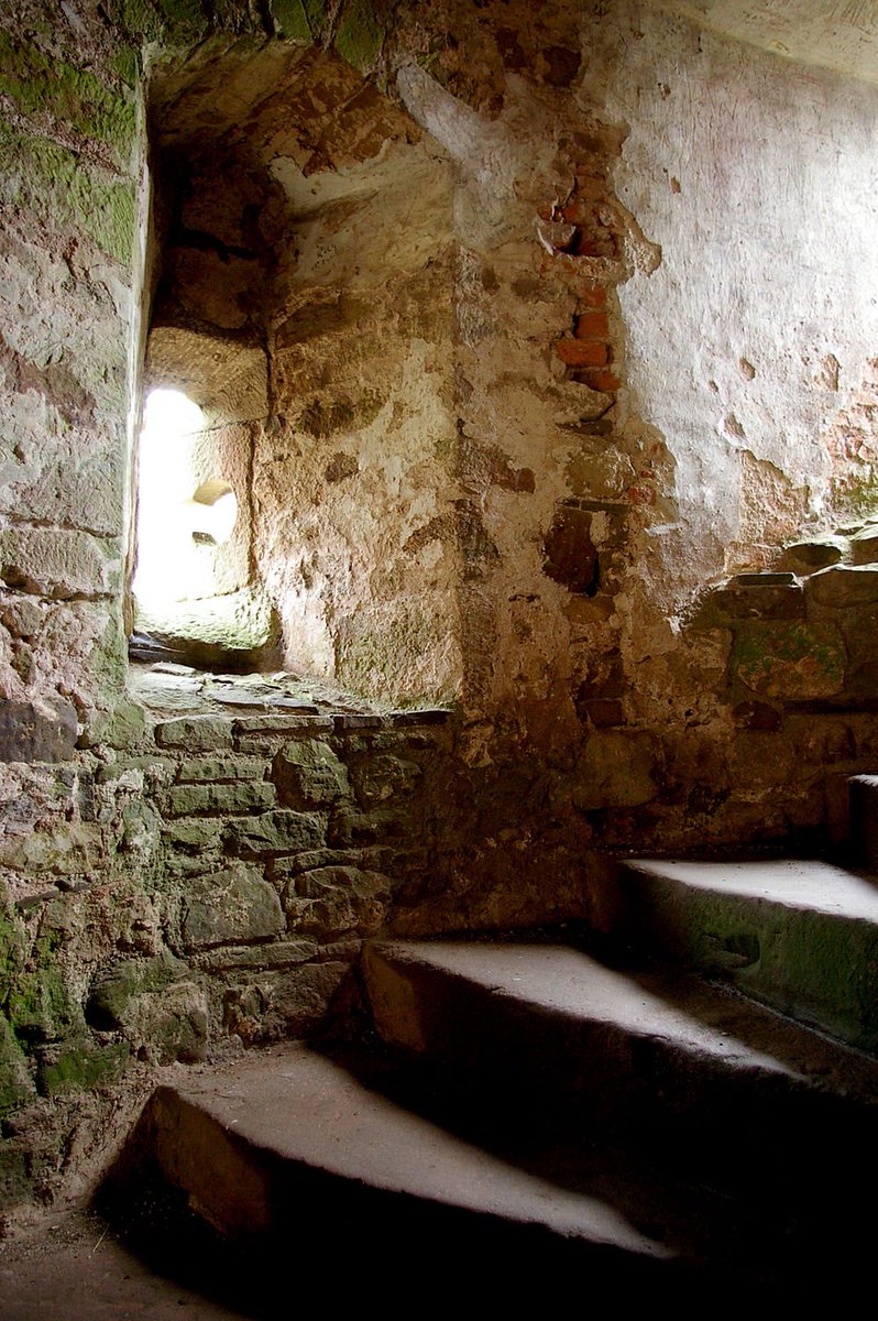 DoctorGOE's tweet photo. From my archives (2008)
#windowsonwednesday #windowswednesday #raglan #raglancastle #photograph https://t.co/yAz6cNwdKs