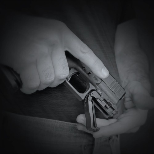 egears_gifu's tweet photo. RECOVER TACTICALの新製品入荷です。GZERO IWB Spring Loaded Clip Holster。
フルサイズハンドガン用、ピカティニーレールを内蔵したほぼすべての銃に対応します。おそらく世界で最もコンパクトなユニバーサルホルスター。
#リカバータクティカル #ハンドガンクリップ #ハンドガンホルスター https://t.co/UaKBvSzhN6