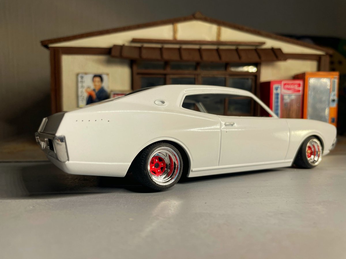 WomanLove19's tweet photo. 70年代から80年代ぐらいカーショップでよく見かけた丸いシルバーのエンブレム穴埋めの商品名が出てこない💦
#商品名がわからない 
#ブタケツローレル 
#エンブレムレス https://t.co/q9oQFBXikW