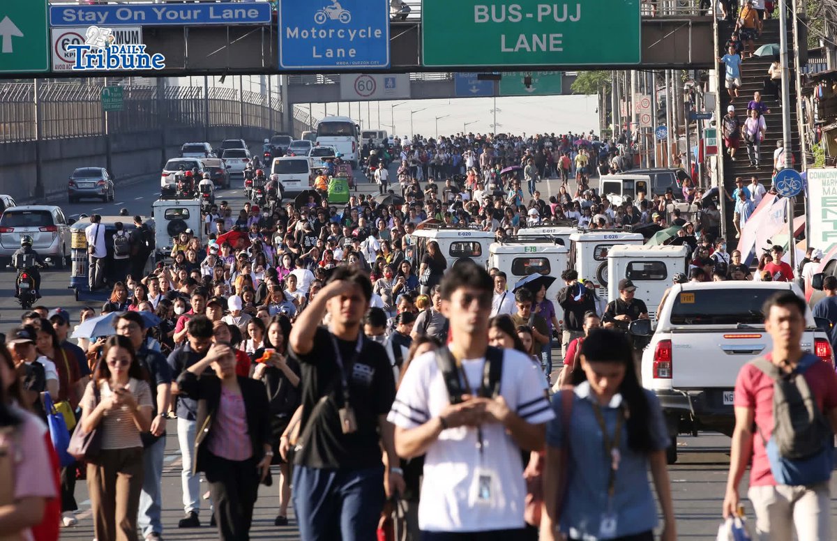 Pinas4321's tweet photo. WEDNESDAY MORNING HASSLE
Commuters in Metro Manila wait along Commonwealth Avenue in Quezon City as limited jeepney and bus trips leave many stranded on Wednesday morning. | Analy Labor #dailytribune25
#Philippines #Marcos #Corruption #Romualdez 💔🇵🇭🐊🐊🐊 #PrayForThePhilippines #Duterte
