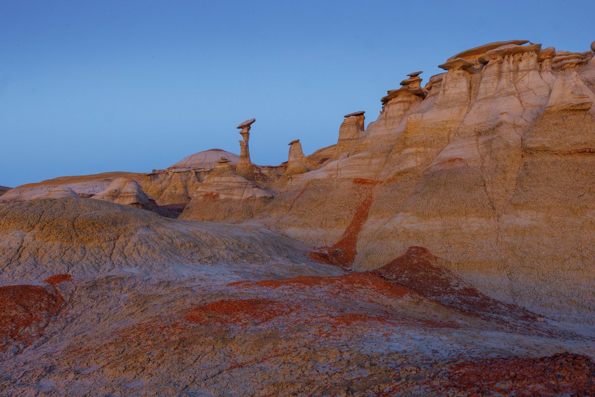 Sunset across the hoodoos of the Bisti Badlands, New Mexico.

notesfromtheroad.com/desertsouthwes… 

#NewMexico #LandscapePhotography