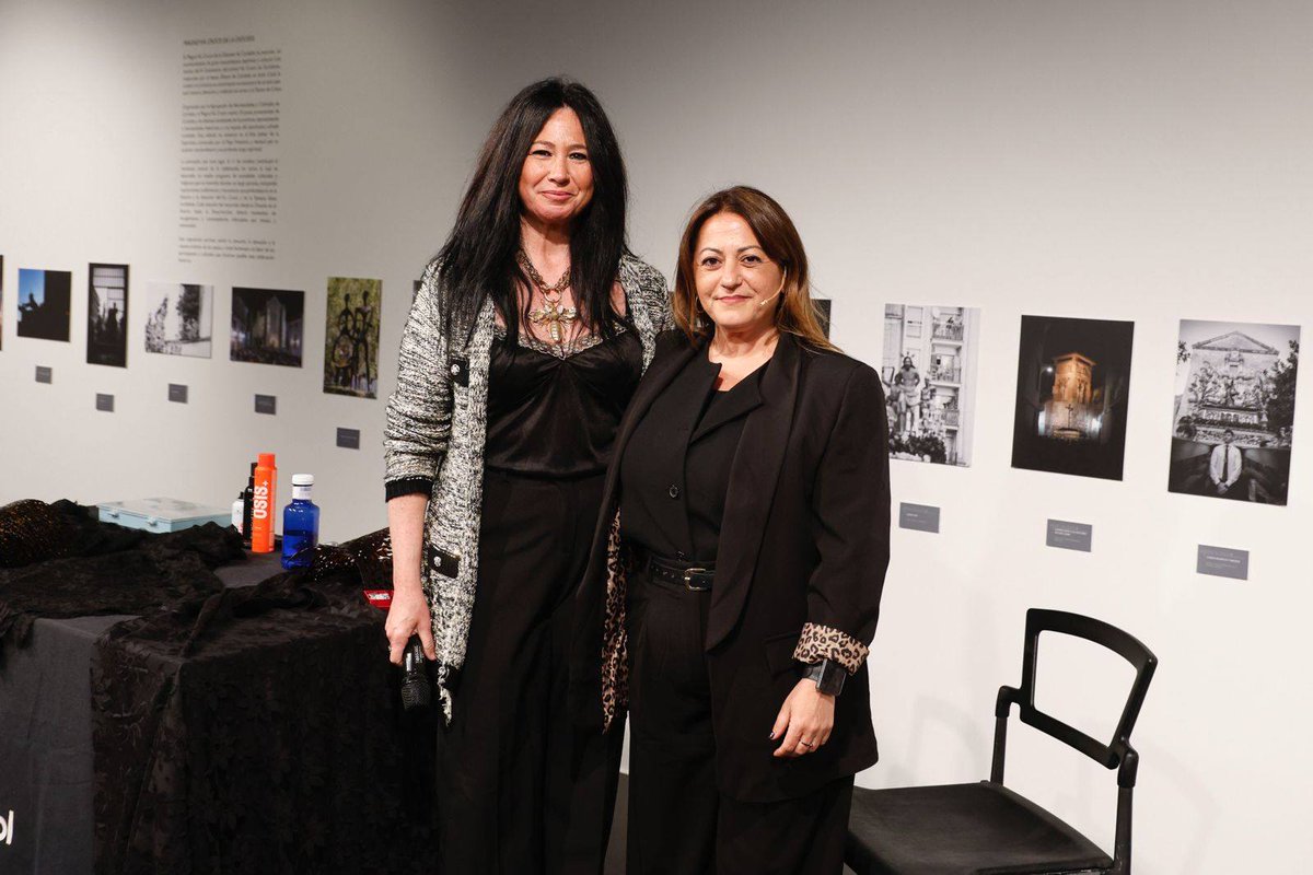 amaliagaroca's tweet image. ⚫️Éxito absoluto en la Masterclass de Colocación de Mantilla Negra en la @Cajasol #cordobaesp 

Tradición, técnica y emoción de la mano de Carmen Millán, y el diseñador Jorge Suárez 

Lleno absoluto. Cultura viva. Excelencia en cada detalle
📸@maderocubero

#moda #andalucia