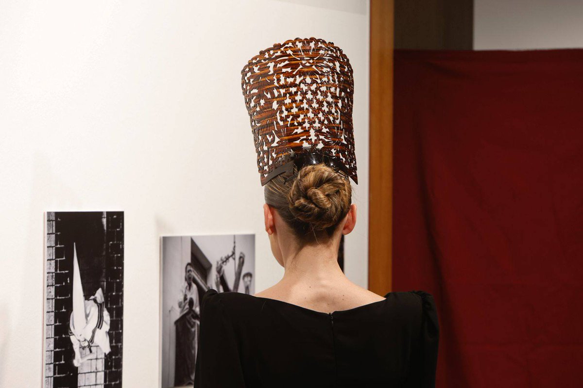 amaliagaroca's tweet image. ⚫️Éxito absoluto en la Masterclass de Colocación de Mantilla Negra en la @Cajasol #cordobaesp 

Tradición, técnica y emoción de la mano de Carmen Millán, y el diseñador Jorge Suárez 

Lleno absoluto. Cultura viva. Excelencia en cada detalle
📸@maderocubero

#moda #andalucia