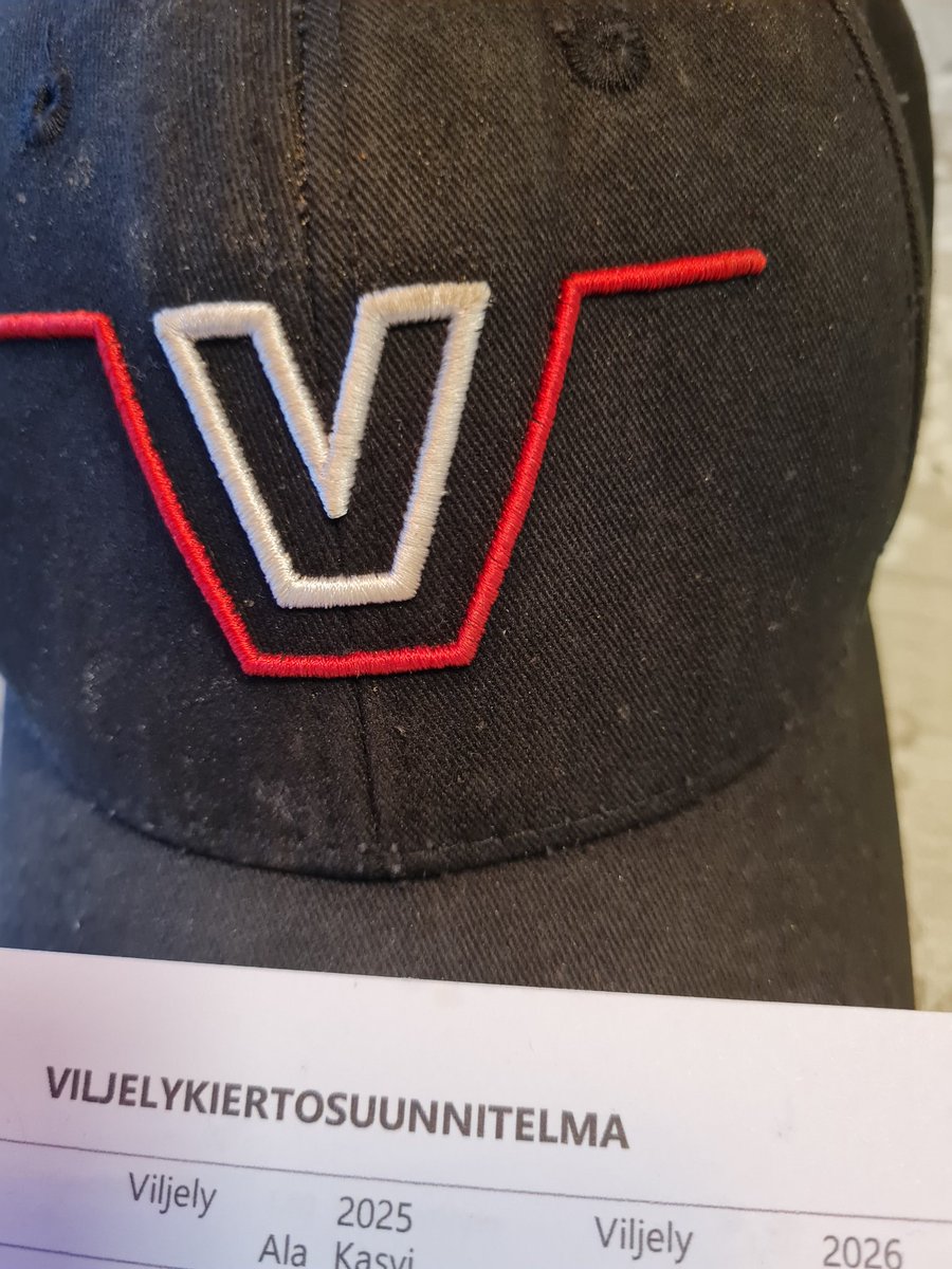 SalunenJussi's tweet photo. Kasvukausi alkamassa.

Epämääräistä on maailman meno.
Tuotantopanokset kallistuvat,  epävarmuus saannista kalvaa kassaa.

Gluteiinitonta sapuskaa yritämme kaikesta huolimatta tuottaa.
Ja tuotammekin säiden salliessa.

#tattari
#kumina
#heinänsiemenet
#valkuaiskasvit
#maatalous https://t.co/JCKLTDjmMk