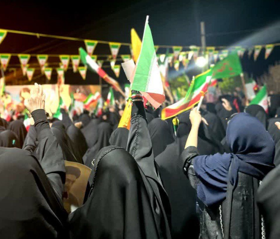 وقتی دست در دست هم قرار می‌گیریم، هیچ تهدیدی ما را نمی‌شکند. این اتحاد، زنجیرهایست که دشمن هرگز نتوانسته گسستش دهد.
#تا_پای_جان_برای_ایران
#حضور_مقدس