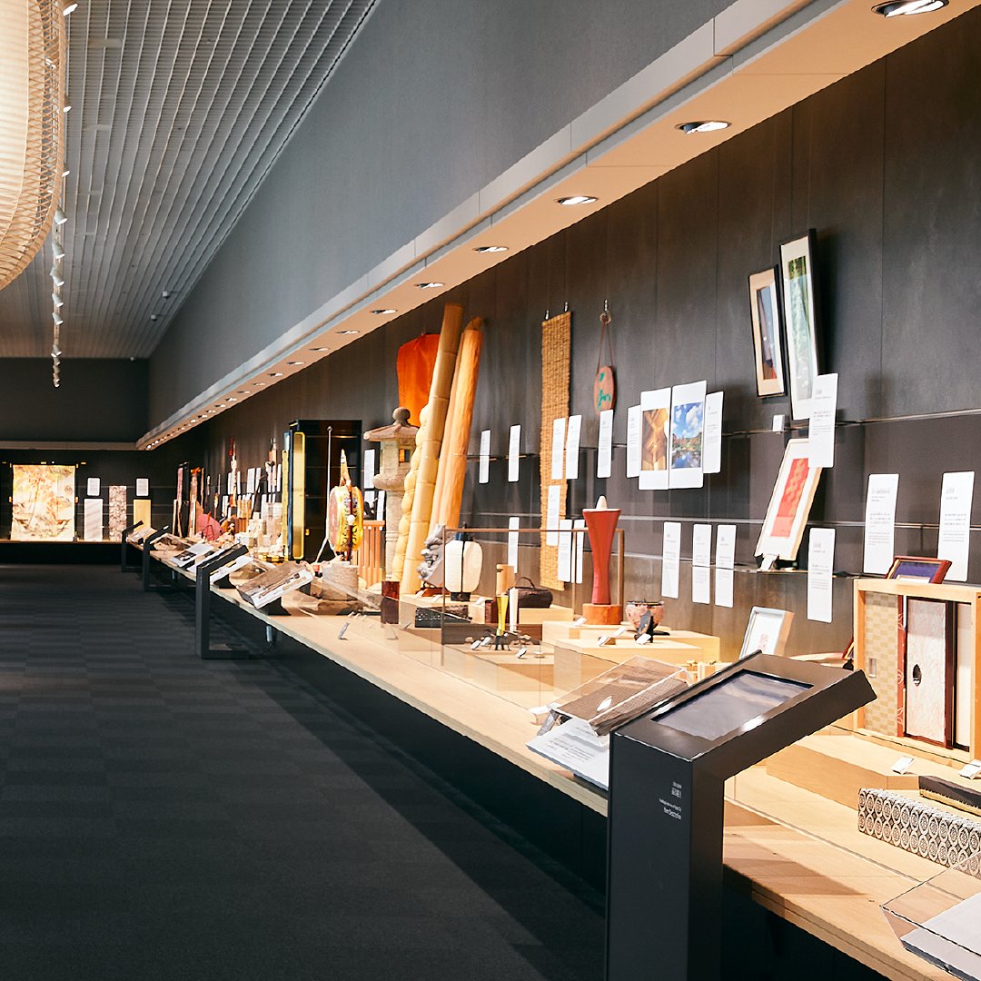 伝統工芸の世界へようこそ
本日も10時より開館いたします

✅10-18時｜入館-17時半
✅予約不要

🎫74 CRAFTS EXHIBITION／職人実演
🎫ふしぎ京都伝統産業ミュージアムの謎
🆓収蔵品展「季節を愉しむ」#19
🆓京乃TANAサテライトギャラリー｜京漆器

本日の職人実演は「京漆器」です✨