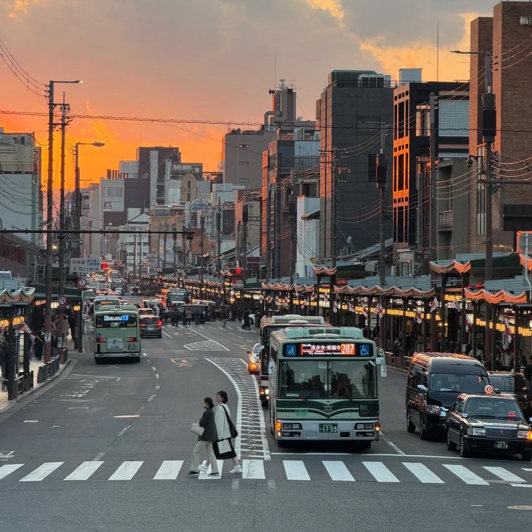 Lune_Aster's tweet image. My ideal life: city sunsets, cherry blossoms, slow tea, quiet home, mountain walks. Simple, calm, and full of joy. #SlowLiving #SimpleLife #Kyoto