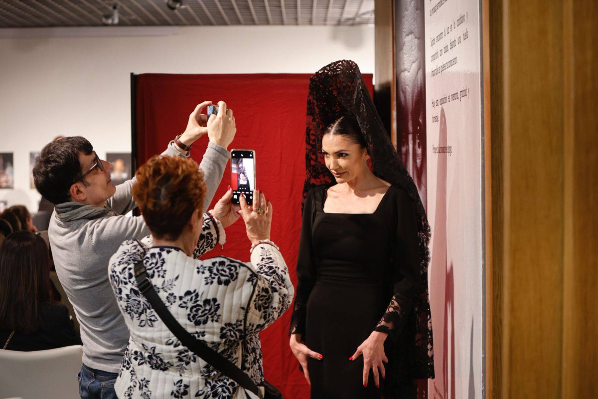 amaliagaroca's tweet image. ⚫️Éxito absoluto en la Masterclass de Colocación de Mantilla Negra en la @Cajasol #cordobaesp 

Tradición, técnica y emoción de la mano de Carmen Millán, y el diseñador Jorge Suárez 

Lleno absoluto. Cultura viva. Excelencia en cada detalle
📸@maderocubero

#moda #andalucia