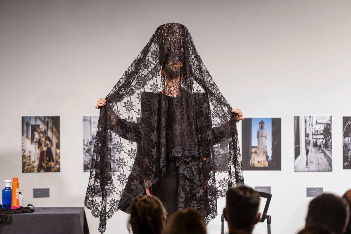 amaliagaroca's tweet image. ⚫️Éxito absoluto en la Masterclass de Colocación de Mantilla Negra en la @Cajasol #cordobaesp 

Tradición, técnica y emoción de la mano de Carmen Millán, y el diseñador Jorge Suárez 

Lleno absoluto. Cultura viva. Excelencia en cada detalle
📸@maderocubero

#moda #andalucia