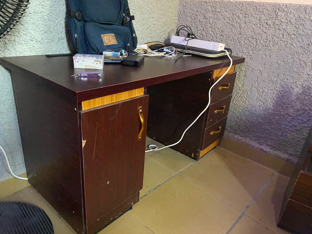 yardsaleplug's tweet image. An office table available for sale.

Condition: Neatly used 

Price: N50,000 (non-negotiable)

Location: Jos

Contact: 08072472687

#yardsale #Declutter #JosNigeria