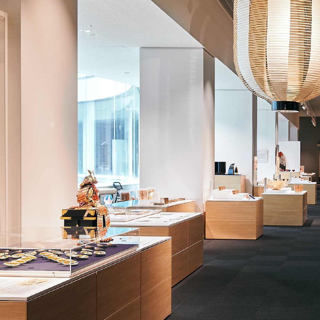 職人の技と出会うひととき
本日も10時より皆さまをお待ちしております

✅10-18時｜入館-17時半
✅予約不要

🎫74 CRAFTS EXHIBITION／職人実演
🎫ふしぎ京都伝統産業ミュージアムの謎
🆓収蔵品展「季節を愉しむ」#19
🆓京乃TANAサテライトギャラリー｜京漆器

本日の職人実演は「京漆器」です✨