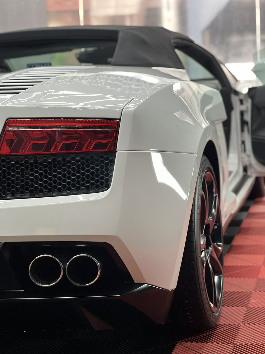lamborghiniman's tweet photo. 洗車完了✨
この輝き、いつまでも見ていられます…
やっぱりこのテールランプの造形美が好き。
#洗車 #愛車 #スーパーカー #ランボルギーニ #ガヤルド  #Lamborghini  #Gallardo #スーパーカー #Supercar #イタリア車 #車好き #愛車 #車好きな人と繋がりたい #車  #ドライブ　#鏡面仕上げ  #手洗い洗車 https://t.co/mHc3fzG6dP