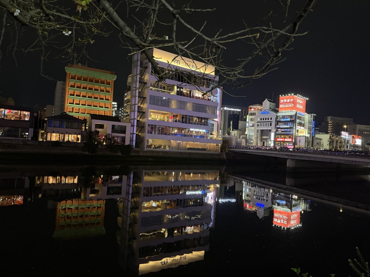 dark6775's tweet photo. 昨夜の中洲の桜はまだ見頃には
早かった
今週末、来週ぐらいが見頃かな

#花見　#桜　#中洲 https://t.co/4oknCvHg7p