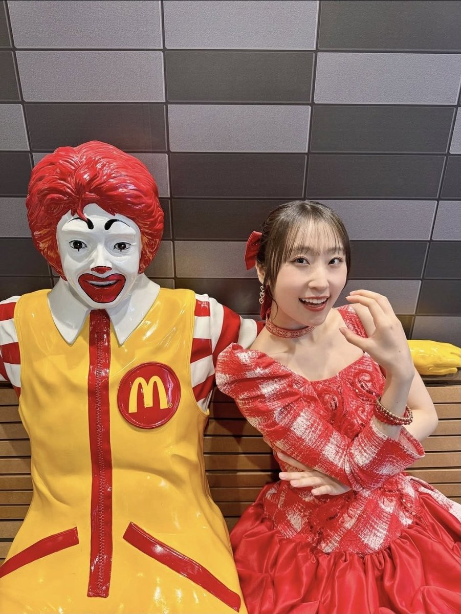 ドナルドめ…

創業55年で…

総利益800億円を築けば

瑠々ちゃんとこんな写真が撮れるのか…

羨ましい…