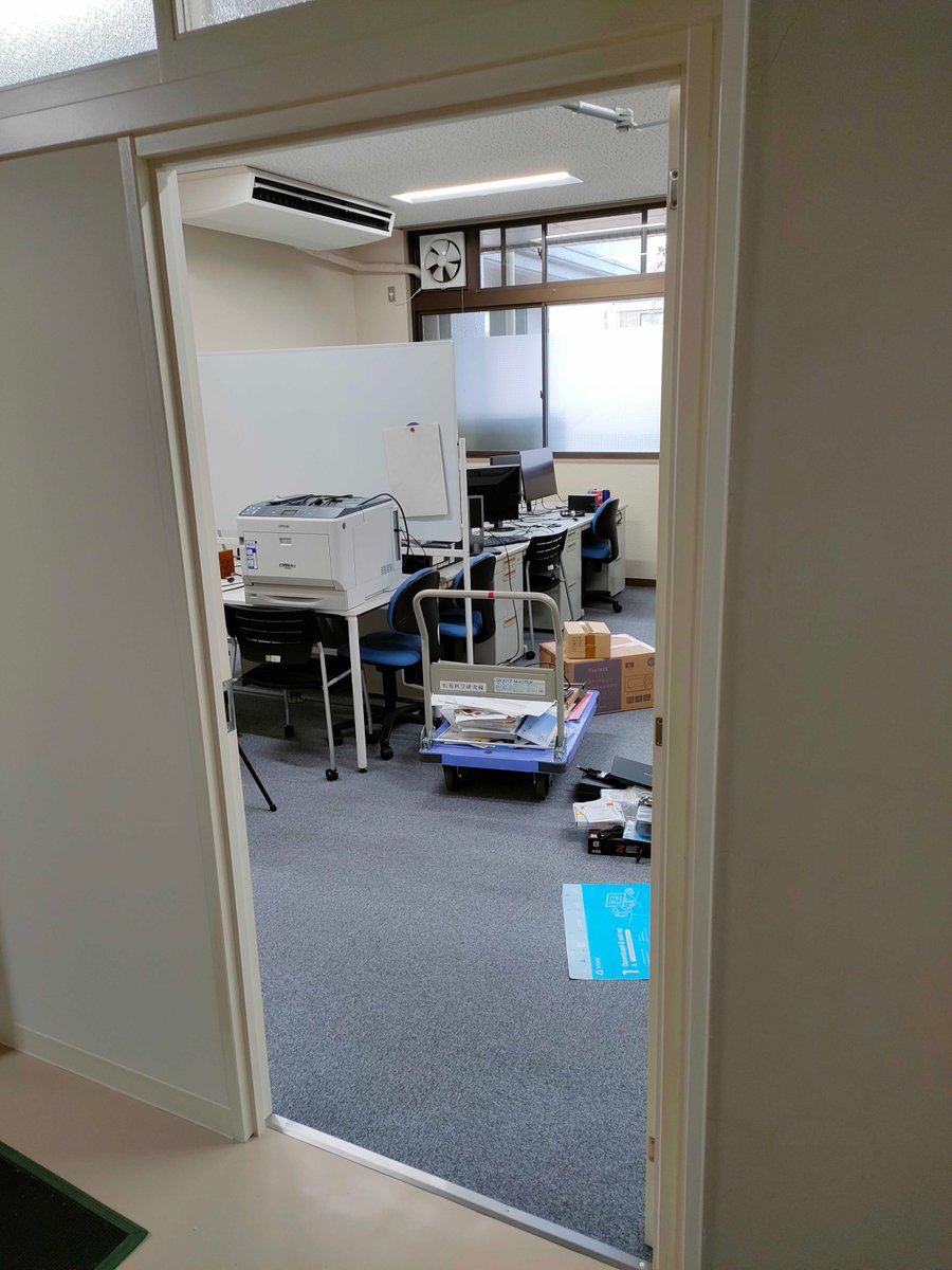 vizlab_uoh's tweet photo. 学生部屋の引越しをしました． https://t.co/HUHPruC2tt