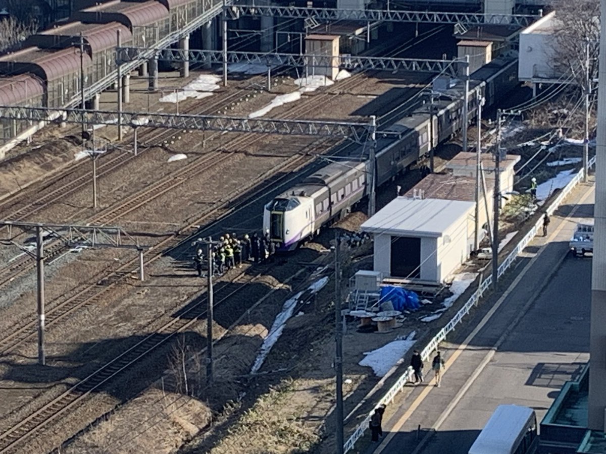 3月25日（水）15:30現在、JR北広島駅にて人身事故があった模様。
今も特急とかちが停車した状態です。
JR千歳線、快速エアポートを利用される方は最新情報を確認して下さい。
#JR千歳線　#快速エアポート