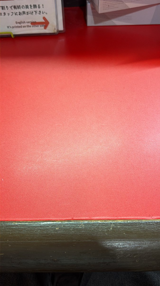 赤い机…？