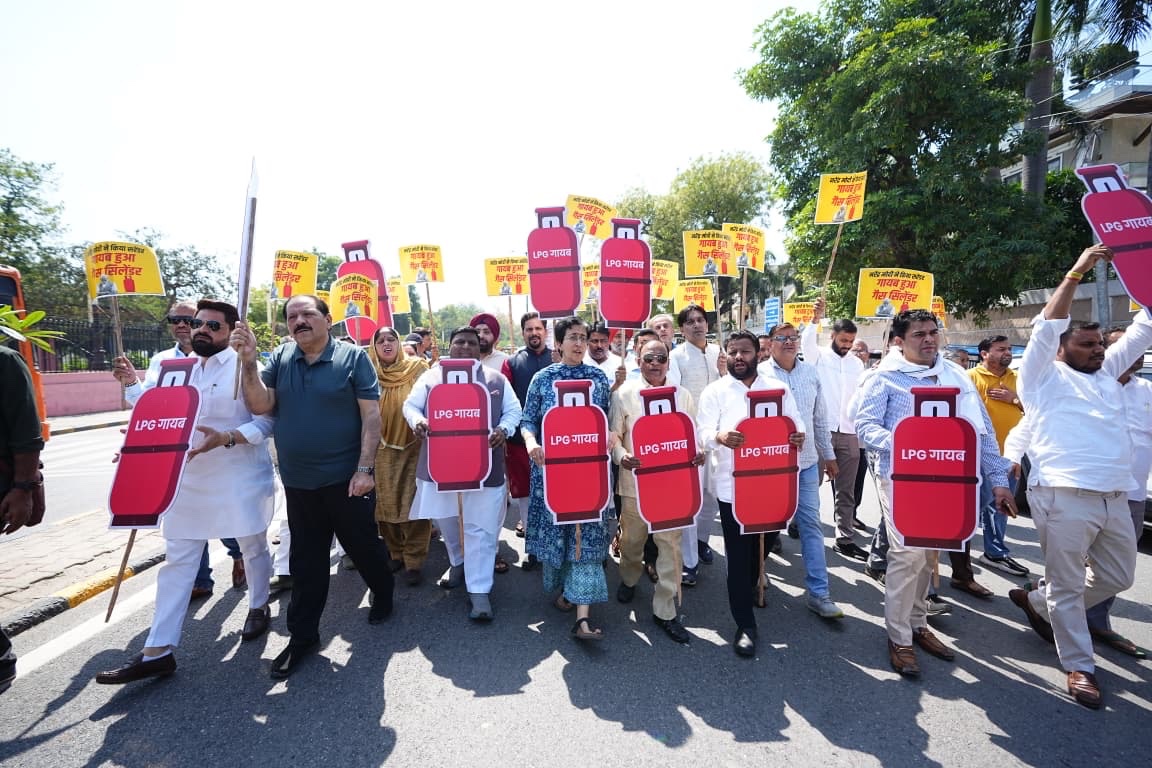 गैस की किल्लत से जनता परेशान है, लेकिन बीजेपी सरकार दमनचक्र में लगी हुई है।

बीजेपी सरकार ने AAP विधायकों को सस्पेंड कर उन्हें विधानसभा जाने से रोक दिया, लेकिन AAP विधायक जनता की आवाज़ को सड़क पर ज़ोरदार तरीके से उठा रहे हैं।