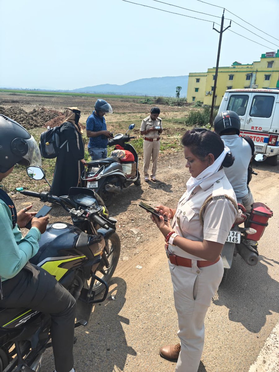 chandikholerto's tweet photo. Blood danation camp at DTI Chhatia with director and team and also enforcement against Mv violation with local police.@STAOdisha @dm_jajpur @spjajpur @C&amp;T deptodisha https://t.co/hPX4lwm8Dh