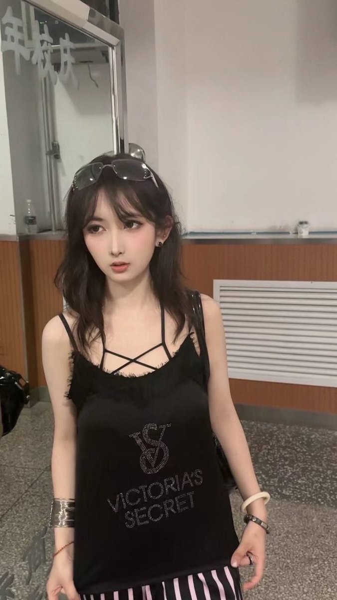 HHSHistory7's tweet photo. 老师082

点我头像看简介玩我或联系https://t.co/S233IPGeqY

春水初生，春林初盛，春风十里，不如你。

安顺市平坝区岩上村五组文化娱乐广场

#安顺市

#贵州 https://t.co/PAG9lU1q77