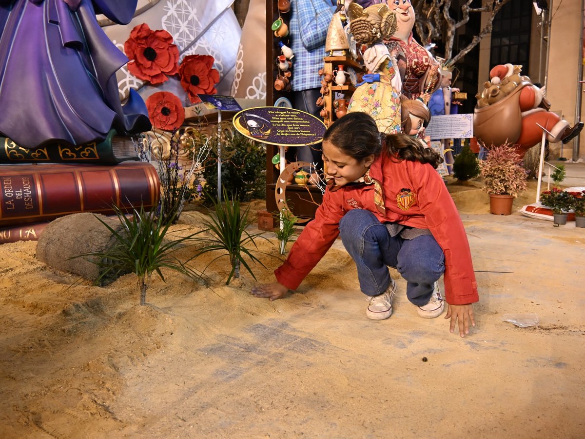 FalladelPilar's tweet photo. 📌RECAP 15 de març: La nit de la plantà
Per a molts de nosaltres, la nit més màgica de l´any. 🌙
#falles26 #plantà26 #pacotorres #lanit https://t.co/WPP9YyCOfC