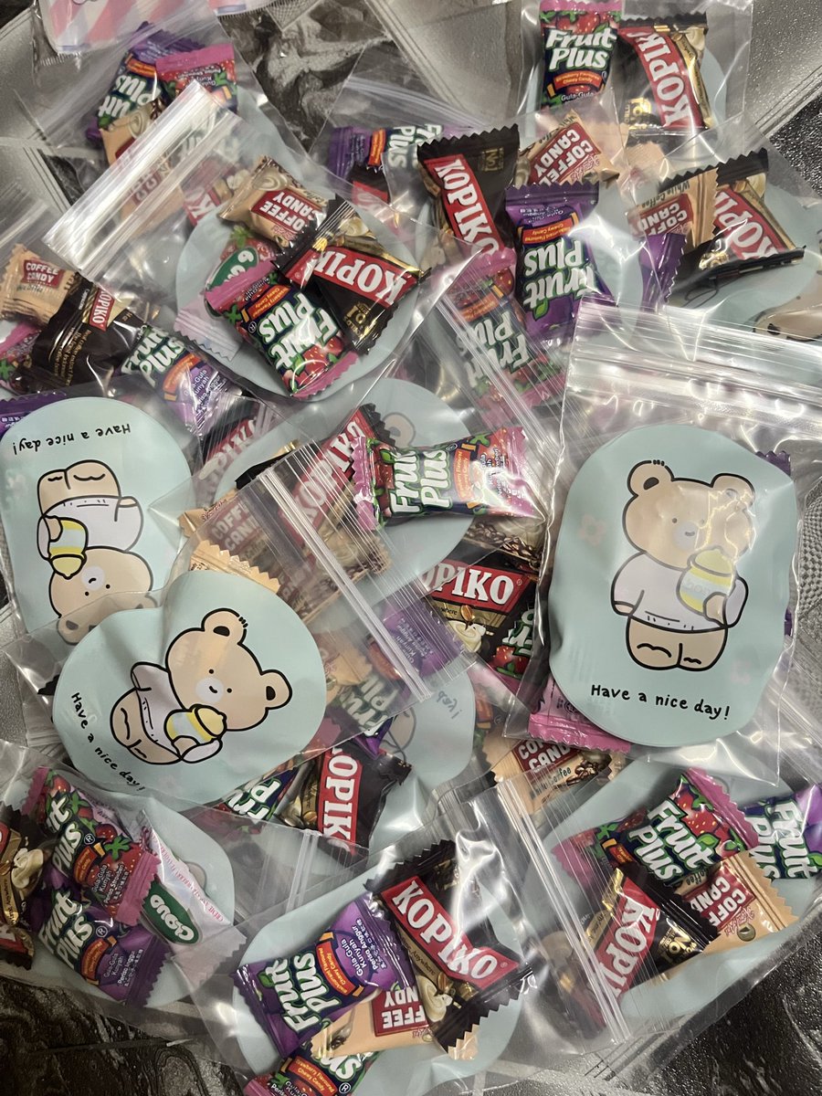 SjAlisha35474's tweet photo. hi!!! i’ll be giving out some freebies for MONSTA X 💖

ada 2 types:
♡ trading freebies
♡ candy untuk bagi je 🍬

sorry kalau simple sikit sebab last minute prep + baru beli ticket 🥹 harap korang okay je &amp; still like it 🤍 come say hi kalau nampak i!!

#MONSTAXINKL https://t.co/P1uQmMBhT2