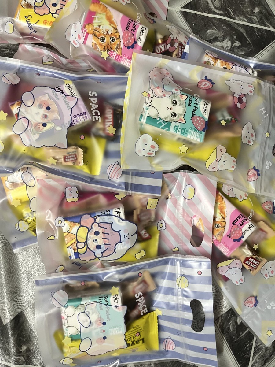 SjAlisha35474's tweet photo. hi!!! i’ll be giving out some freebies for MONSTA X 💖

ada 2 types:
♡ trading freebies
♡ candy untuk bagi je 🍬

sorry kalau simple sikit sebab last minute prep + baru beli ticket 🥹 harap korang okay je &amp; still like it 🤍 come say hi kalau nampak i!!

#MONSTAXINKL https://t.co/P1uQmMBhT2