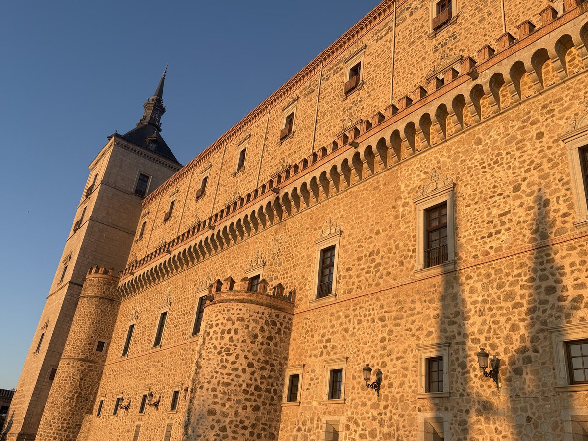 MuseoEjercito's tweet photo. 🙋🏼‍♀️ ¡Buenos días! 

🏰 Si vas a visitar el @MuseoEjercito este #miércoles, recuerda:

1⃣ Entrada gratuita

2⃣ Acceso por la Cuesta de Carlos V (entrada Biblioteca de Castilla -La Mancha)

3⃣ Solo recorrido histórico disponible

4⃣ Cafetería y jardines cerrados

#FelizMiercoles https://t.co/70Z9z9j9D4