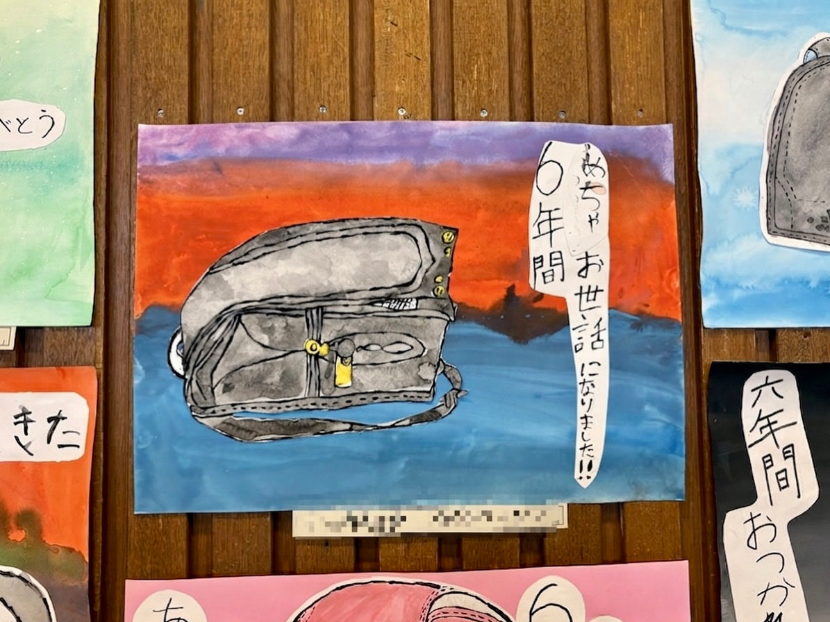 dokuroflower's tweet photo. 長男が小学校卒業しました。思え��コロナと同時に始まった小学生生活だったんだなーとしみじみ。緊急事態宣言と三密の回避、黙食とか時差通学とか。
最後はみんなで記念撮影大会になって、その後は大勢で保育園に挨拶に行って解散となりました。
長男、おめでとう🍾 https://t.co/QGptMeNNAd