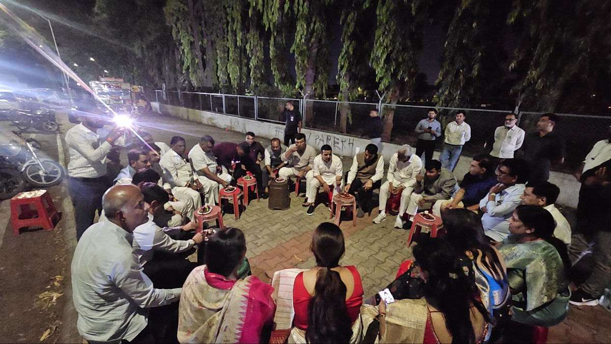 ગુજરાત વિધાનસભામાં UCC બિલ પસાર થયાની ઐતિહાસિક સફળતા બાદ, માનનીય અધ્યક્ષ શ્રી <a href="/ChaudhryShankar/">Shankar Chaudhary</a> જી અને ઉપમુખ્યમંત્રીશ્રી <a href="/sanghaviharsh/">Harsh Sanghavi</a> જી સહિતના સાથી ધારાસભ્યો સાથે મળીને બરફના ગોળાની મજા માણી.