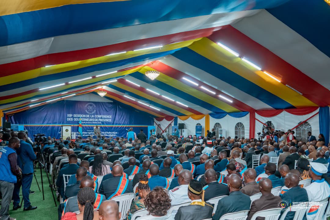 Interieur_RDC's tweet photo. KWILU : Le Président Félix Tshisekedi ouvre les travaux de la 13ᵉ session de la Conférence des gouverneurs à Bandundu

Le Président de la République démocratique du Congo, Félix Tshisekedi, a procédé, ce mardi 24 mars, à l’ouverture des travaux de la 13ᵉ session de la Conférence des gouverneurs, dans la ville de Bandundu, chef-lieu de la province du Kwilu, placée sous le thème :
« Transformation du secteur agricole, pastoral et halieutique : développement rural et connexion aux marchés urbains ».

Cette rencontre constitue un cadre de concertation régulière entre le pouvoir exécutif national et les Gouverneurs afin d’examiner les défis auxquels les provinces sont confrontées et d’identifier des solutions appropriées.

En présence de la Première Ministre et Vice-Présidente de la Conférence des Gouverneurs, Judith Suminwa, du Vice-Premier Ministre, Ministre de l’Intérieur, Sécurité, Décentralisation et Affaires coutumières et rapporteur général, SHABANI LUKOO BIHANGO Jacquemain, ainsi que des 26 Gouverneurs, le Chef de l’État a rappelé que le thème choisi engage l’avenir économique et social du pays, soulignant que la question agricole demeure une question de souveraineté.