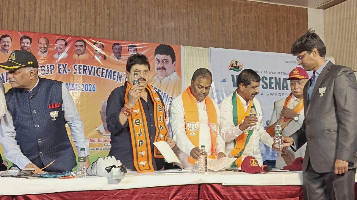 Veersenajal's tweet photo. తెలంగాణ ఎక్స్-సర్వీస్మెన్ మీట్‌లో వీర్ సేనా జల్ ప్రారంభం 🇮🇳💧
“Water with Purpose” — ప్రతి క్రేట్‌పై ₹3 సైనిక కుటుంబాల కోసం 🤝
శుద్ధమైన, అందుబాటులో ఉండే నీరు + సామాజిక బాధ్య��� 👍
#VeerSenaJal #WaterWithPurpose #SupportSoldiers #JaiHind #TelanganaEvents https://t.co/6VWSyWjUZo