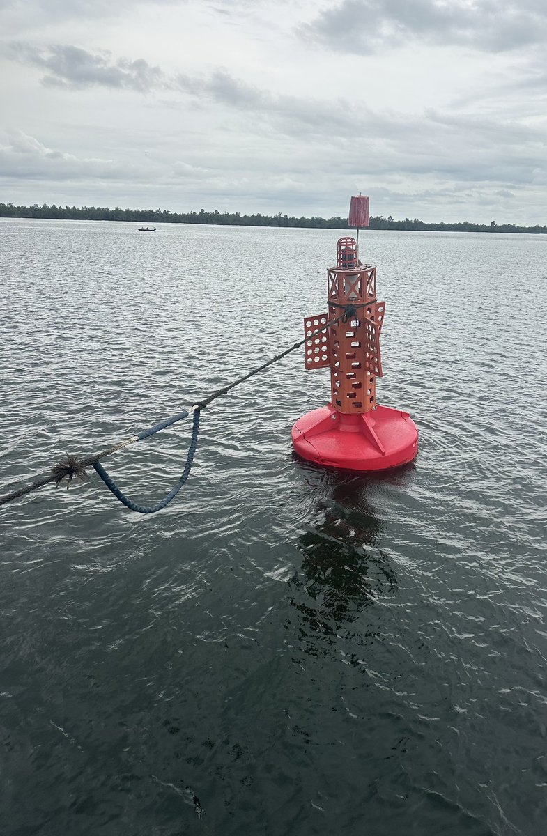 Gooodyguy's tweet image. Sailing through the waterway today, I came across a vessel tied to a navigation buoy.....

this is not good marine practice, It can shift the buoy off position, damage critical navigation aids, and create serious safety risks for other mariners.

#MaritimeSafety #KnowTheRules