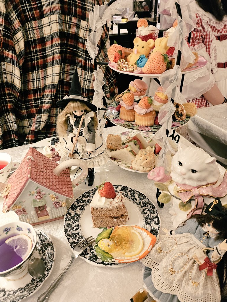 pichipichipo's tweet photo. Having dessert with the the girls 🥰 🧁🍰🥧☕️
小さな女の子たちはカフェの中でとても楽しそうにしています!
#azone
#excute https://t.co/WAXfu2GKzd